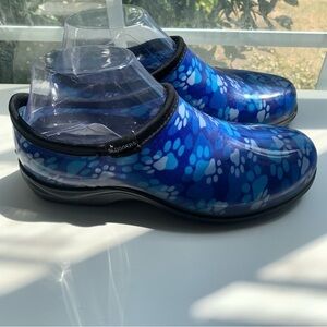 Sloggers Women’s Blue And White Paw Print Garden Water Mules Shoes